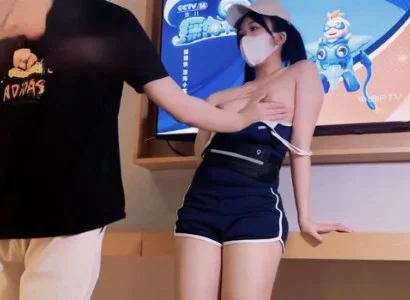 Em nhân viên xinh đẹp bán TV với người khách may mắn