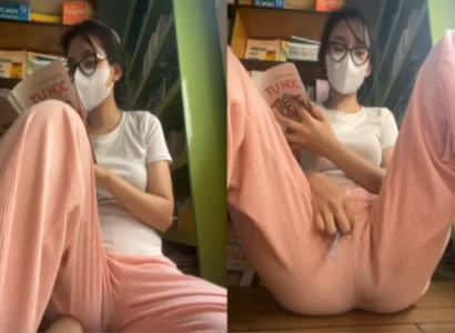 Em út vừa đọc sách vừa nhét đồ chơi tình dục vào lồn