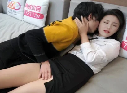 Cô thư ký lén lút phục vụ sếp để có tiền