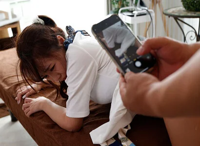 Tôi gặp em nhân viên liền đè ra hiếp