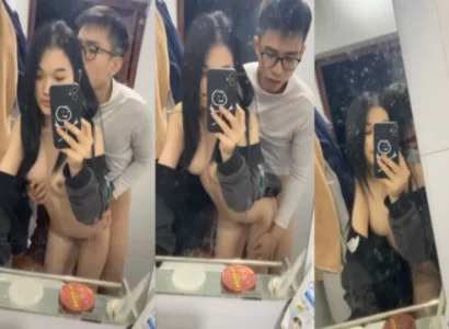 Cặp bạn sinh viên đang ân ái nhau trước gương