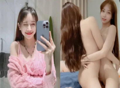 Lâm Thái Vy với cô bạn thân của mình móc bím cùng nhau trong buổi phát trực tiếp