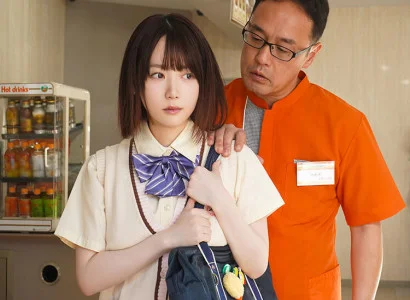 Quản lý trẻ bắt quả tang em gái ăn cắp vặt tại cửa hàng
