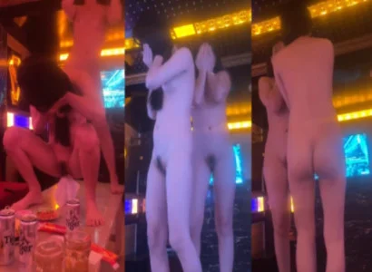 Vũ nữ tạo nên tiết mục thoát y cuồng dâm trong quán karaoke